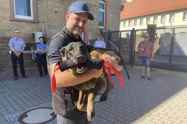 Seit fast zehn Jahren ein Team: Hundeführer Marcus Feldscher mit Sally. 