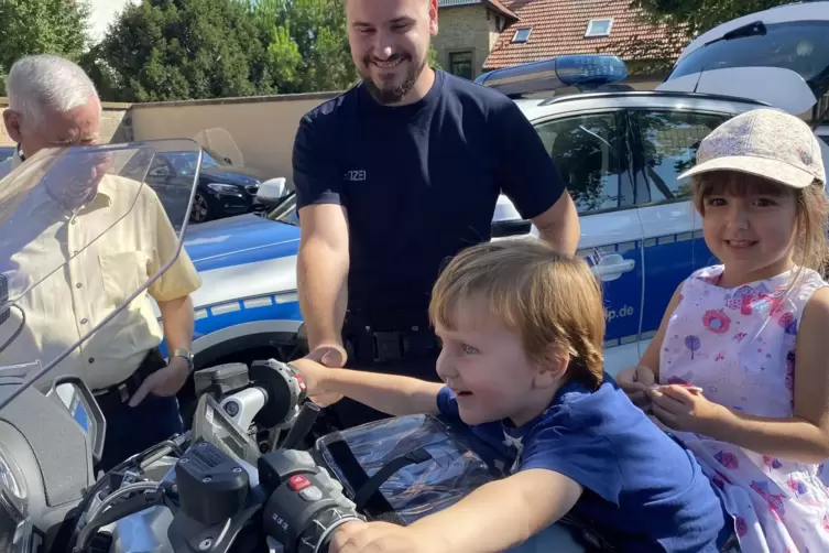 Sehr glücklich: Der zweijährige Max darf mit seiner vierjährigen Schwester Johanna aufs Motorrad. 