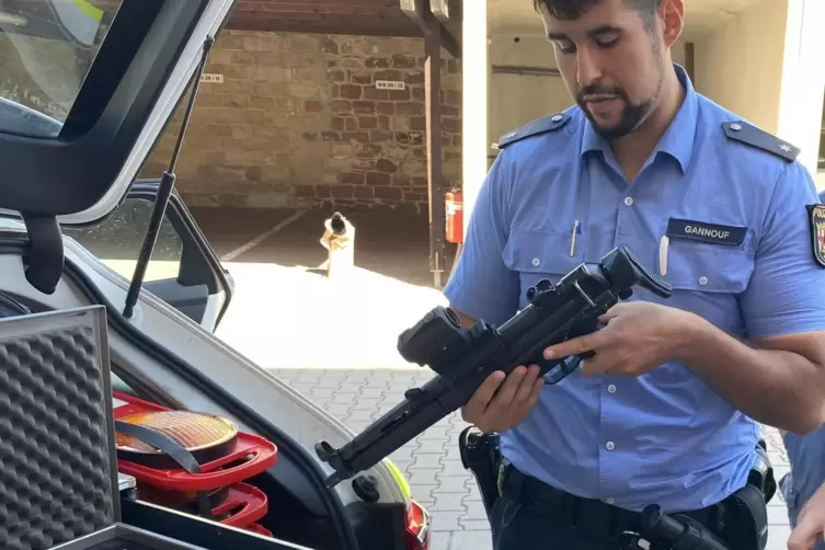 Mit Maschinenpistole aus dem Streifenwagen-Kofferraum: Yassin Gannouf. 