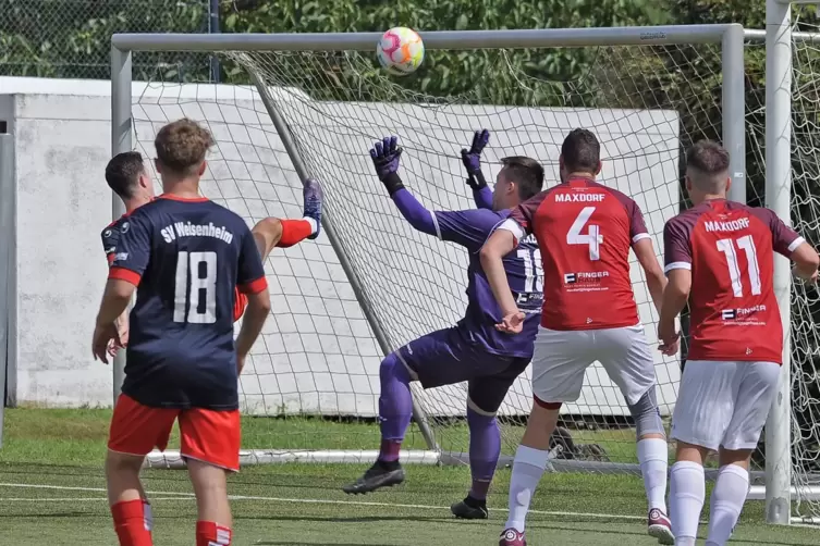 Aus fast unmöglicher Position lupfte der Weisenheimer Mark Heisel (links hinten) den Ball für zum 1:0 über den Maxdorfer Keeper 