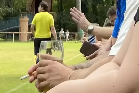 Bier und Zigarette – für viele Zuschauer gehört beides zum Fußballgucken dazu.