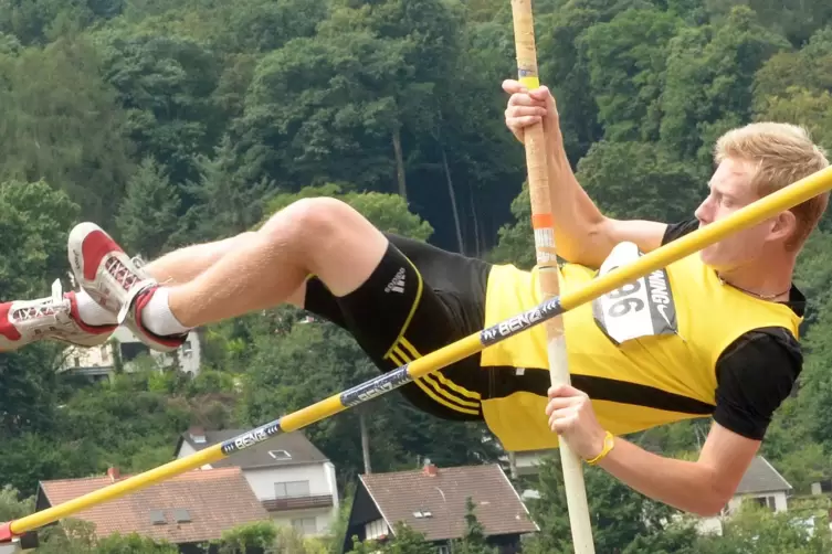 Niklas Brombacher (hier 2014) kümmert sich heute um das Stabhochsprungtraining in der TSG Neustadt.