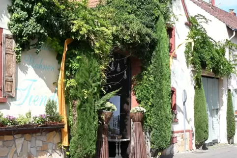 Das Hoftor des Cafés in der Weisenheimer Hauptstraße steht offen. 