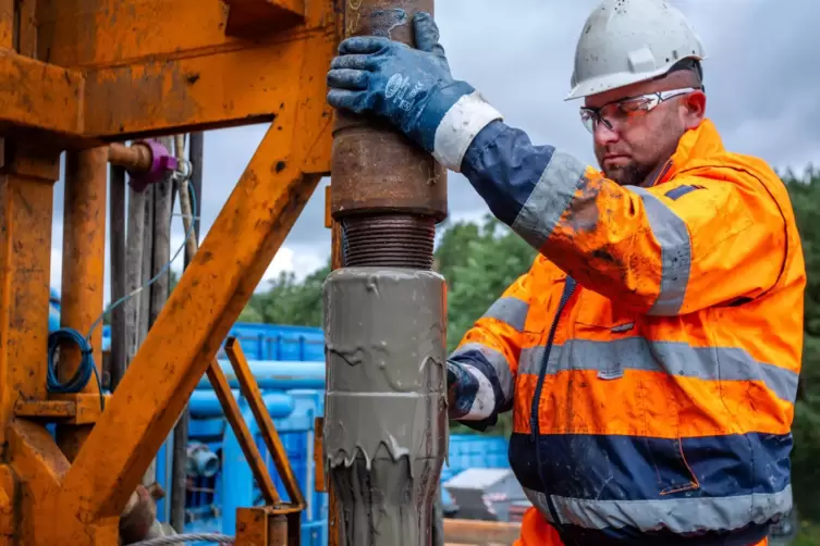 Für die Tiefeneothermie dringen Bohrgeräte bis zu fünf Kilometer in die Erde ein. Das Bild zeigt Arbeiten an einer Anlage in Nor