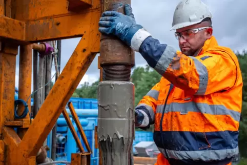 Für die Tiefeneothermie dringen Bohrgeräte bis zu fünf Kilometer in die Erde ein. Das Bild zeigt Arbeiten an einer Anlage in Nor