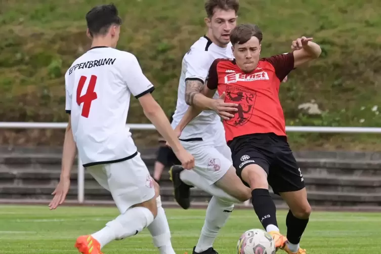 TSC-Spieler Tim Wachall (in Rot, hier im Pokalspiel gegen Eppenbrunn) traf beim FC Fehrbach dreimal ins gegnerische Tor. 