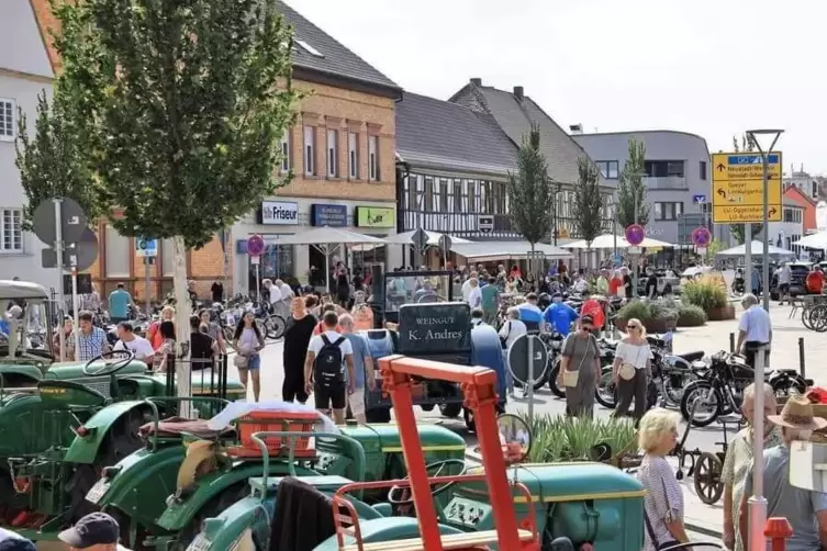 Betagte Traktoren gibt es auch zu bestaunen. 