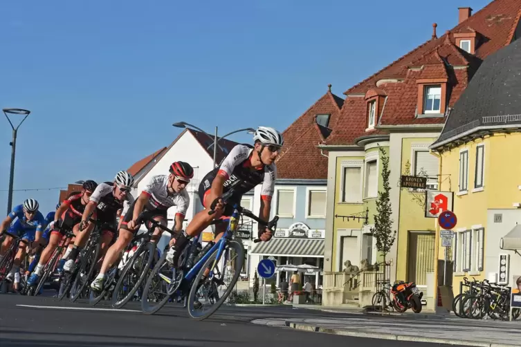 Kräftig in die Pedale treten die Radrennfahrer wieder am Kerwemontag.