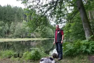 Förster Günter Benkel durchstreift gerne mit seinem Schnuffel – ein Jagdhund der Rasse Griffon – sein Revier. Auf diesem Foto si