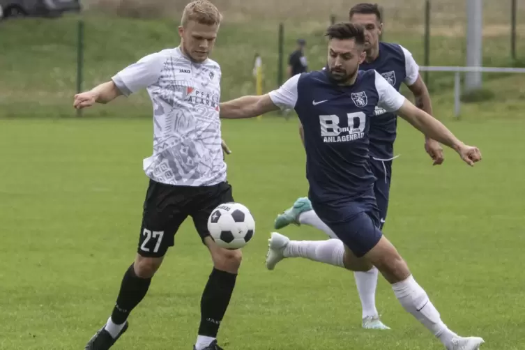 Bittere Auftaktpleite: Zum Saisonbeginn unterlag TuS Steinbach zuhause FV Ramstein mit 0:3. Hier kämpfen der Steinbacher Max Luk