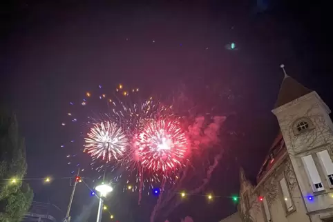 Das Feuerwerk beim Kirchheimbolandener Residenzfest, von der Stadt aus gesehen. Der Abschussort weiter oben am Hügel stellt den 