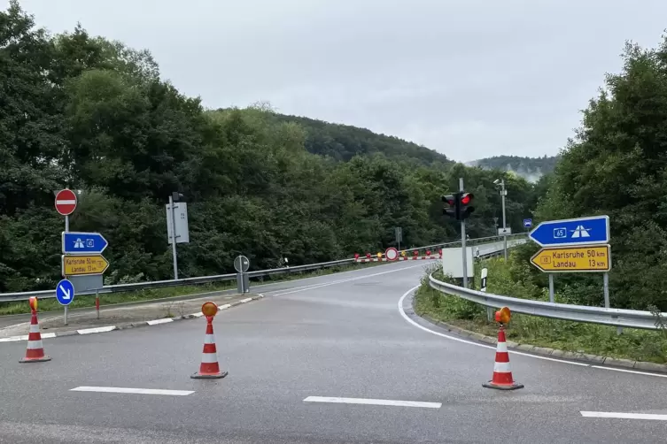 Weil die Tunnel gesperrt sind, kann bei Annweiler nicht auf die B10 gefahren werden.