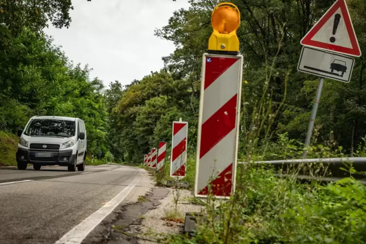 Die Straße – hier in Fahrtrichtung Mörsbach gesehen – ist schon seit Jahren stark sanierungsbedürftig.