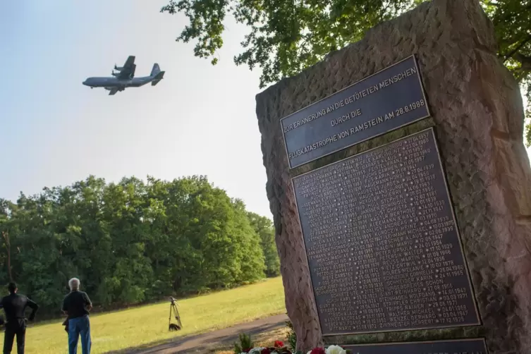 Der Gedenkstein steht in der Einflugschneise der Air Base.