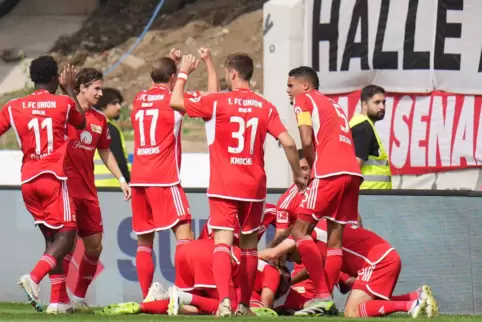 Berliner JubelDie Spieler von Union Berlin freuen sich über das 1:0 von Robin Gosens. 