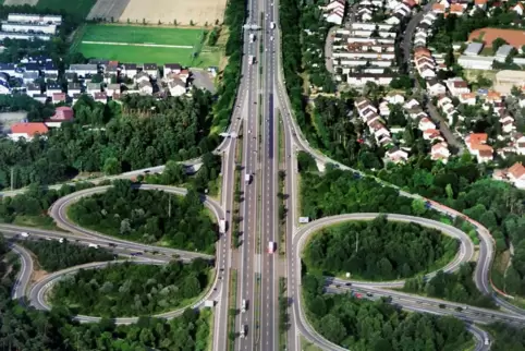 Sonntagnacht gesperrt: die A61, hier das Kreuz Speyer aus der Luft. 