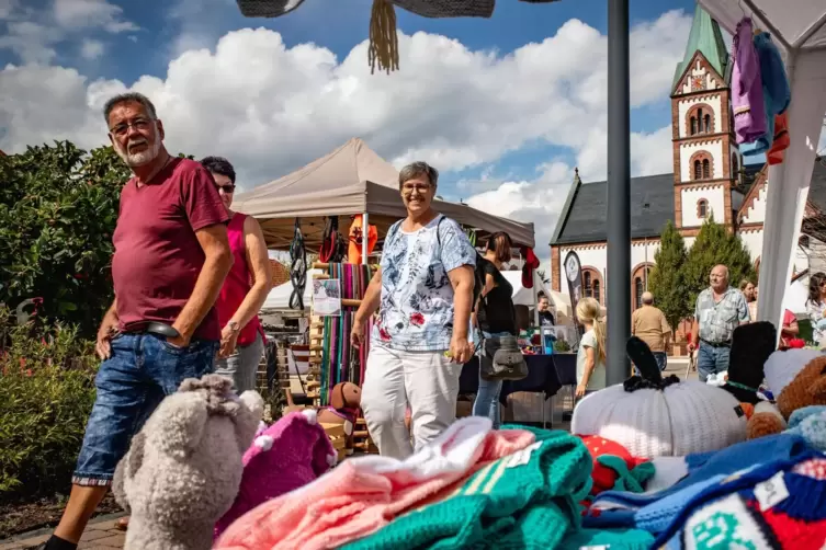 Der Markt geht vom Dorfplatz bis an die Grundschule. 