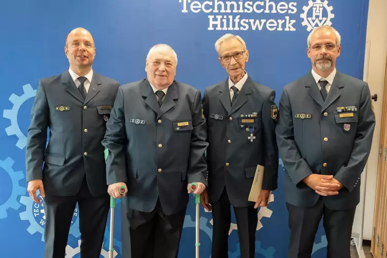 Ehrungen beim THW (von links): Landesbeauftragter Marcus Hantsche, Bernd Nikolaus (50 Jahre), Konrad Schmidt (60 Jahre) und Orts