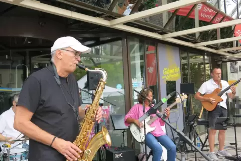 Die Band „ARLO & friends“ verwöhnt die Ohren der Aussteller und Gäste vor dem Rathaus. 