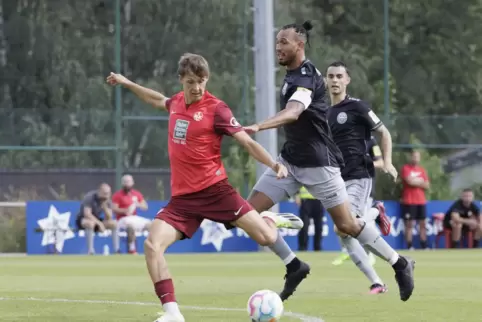 Da sah es noch gut aus für den FCK II: Jacob Collmann (links) schießt das 1:0 gegen Rot-Weiß Koblenz.