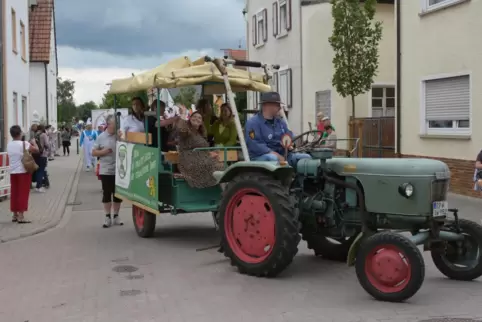 Kurzfristig organsiert und trotzdem gut: der Kerweumzug. Hier zieht ein Traktor den Wagen des Kunzum Oldtimer Clubs. 