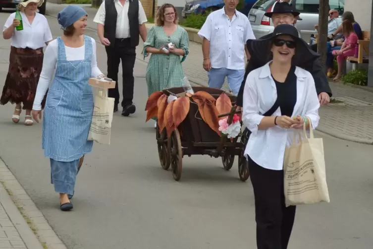 Vertreterinnen des Zigarrenmuseums in alter Arbeiterinnen-Tracht.