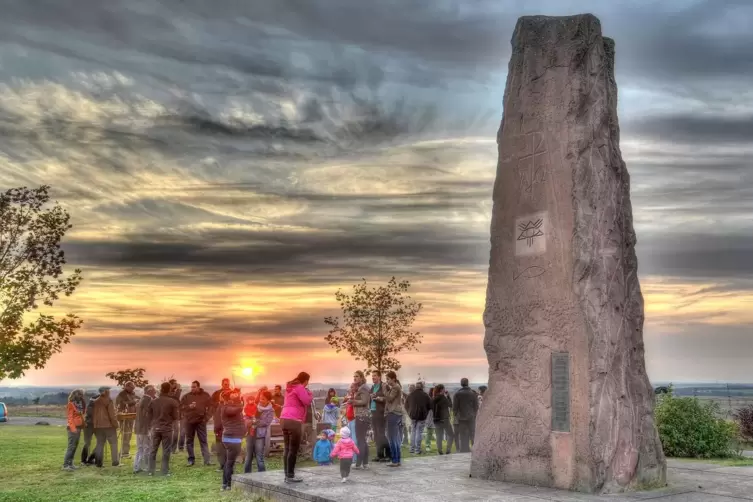 Beim Dorfspaziergang durch Donsieders konnten wir den Sonnenuntergang vom Monolith aus bestaunen.