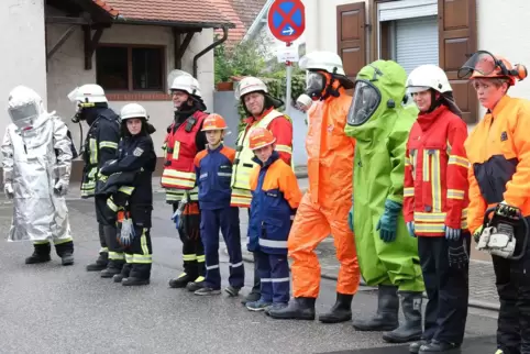 Schaulaufen: Mitglieder der Römerberger Feuerwehr präsentieren am Tag der offenen Türen sämtliche Spezialbekleidungen und dazuge