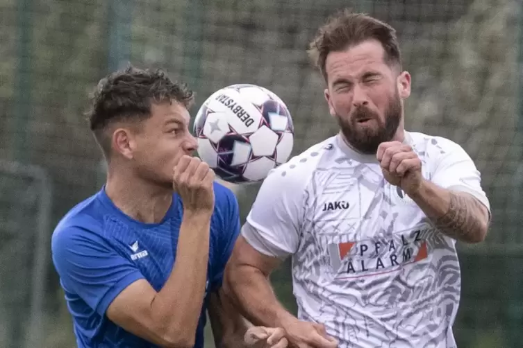 Augen zu und durch: Omer Beker (rechts) vom TuS Steinbach und Sven Eric Mayer von der SG Rieschweiler. 