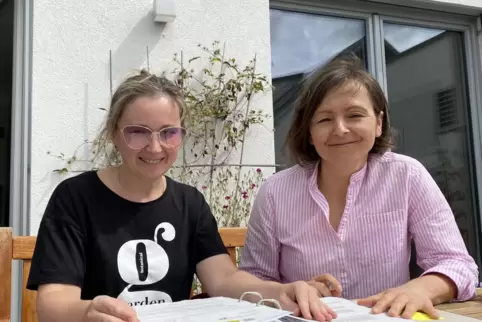 „Sprechstunde“ im Garten: Einmal in der Woche können sich Flüchtlinge aus der Ukraine bei Joanna Mrozik (rechts) anmelden, wenn 