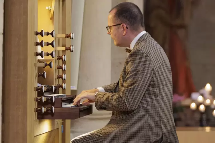 Jens-Peter Enk an der Goll-Orgel in der Otterberger Abteikirche.