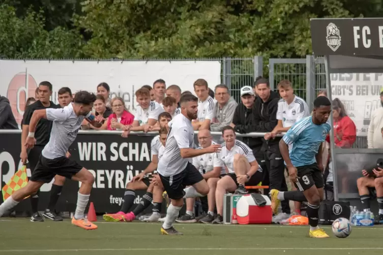 Die Rüssinger (von links) Marcel Bormeth und Talha Demirhan jagen Henrik Bediako vom FC Bienwald Kandel hinterher. 