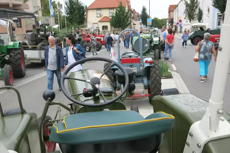 Publikumsmagnet: Die Schau mit alten Oldtimer-Traktoren und -Motorrädern zieht regelmäßig viele Leute auf die Kerwe.