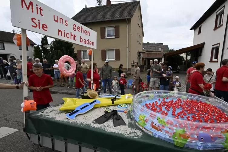 Einen Schwarm roter Gummienten in einem Planschbecken fuhren die Sozialdemokraten am Sonntag beim Kerweumzug spazieren.