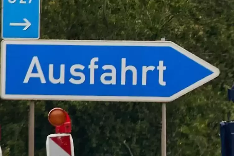 Das Auto wurde aus der Ausfahrt herausgeschleudert und geriet von dort aus in die Auffahrt für die Gegenrichtung.