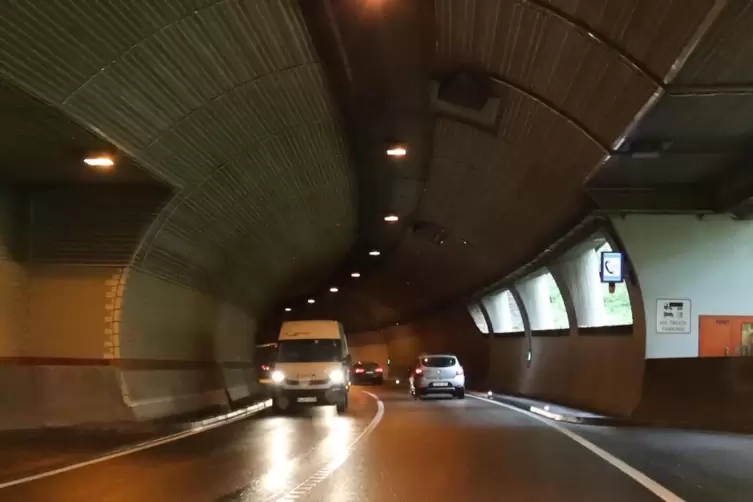 Seit Montagabend kann der Verkehr wieder durch die B10-Tunnel rollen, nachdem am Vormittag noch eine Sperrung auf unbestimmte Ze