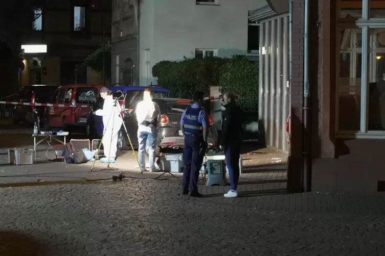 Bis in die Nachtstunden waren Polizei und Kriminaltechnik am Tatort in der Goethestraße.