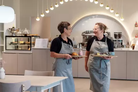 Corine Berrevoets (links) und Sandra van den Brink in ihrem Reich im Möbelhaus Ehrmann. 