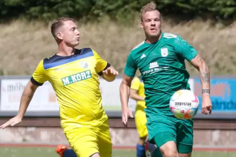  Gastiert mit seiner Mannschaft am Mittwoch in Oberarnbach: SVK-Spielertrainer Timo Riemer (rechts). 