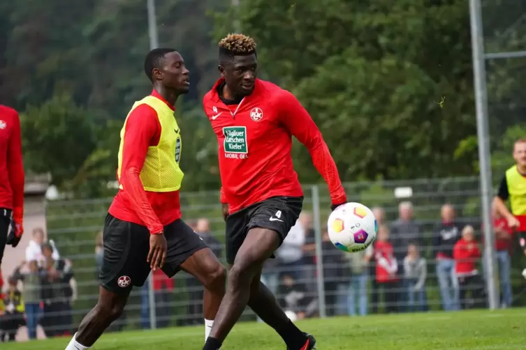 Erste Ballkontakte: Afeez Aremu beim öffentlichen Training. Neben ihm Aaron Opoku.