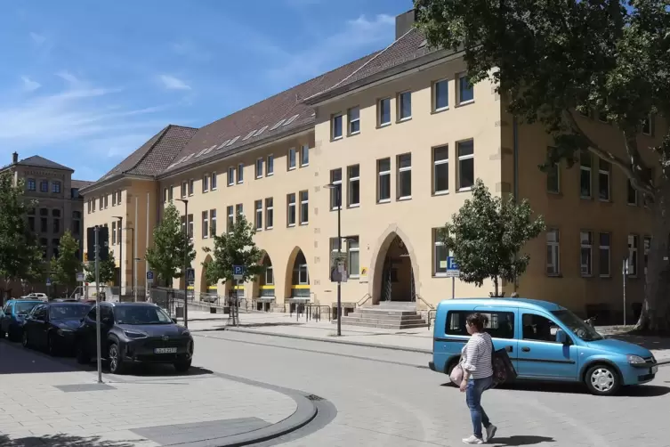 Die bisherige Hauptpost in der Ostbahnstraße wird derzeit umgebaut. 