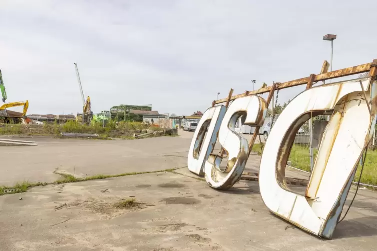 Lediglich das alte Metallschild mit den riesigen Buchstaben „DSD“ erinnert an das ehemalige Stahlwerk. Sonst ist nichts mehr von