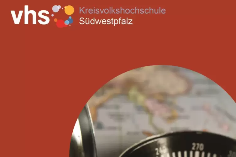 Ein Kompass ziert den Umschlag des Herbstprogramms der Kreisvolkshochschule. 