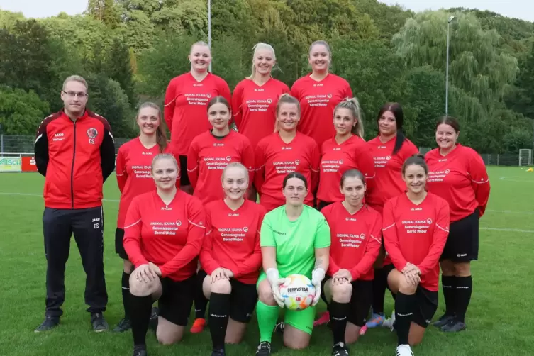 Mit dieser Truppe gehen die Stambacher Fußballerinnen die neue Landesliga-Saison an, die für sie am Sonntag mit der Partie beim 