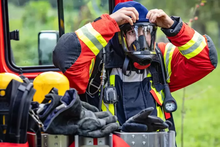 Einige Feuerwehrleuite trugen Atemschutz. 