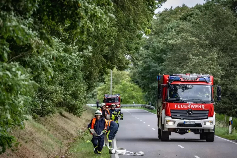 Der Weg für die Wasserleitung von Lambsborn über die L464 zum Heidehof ist sehr weit.