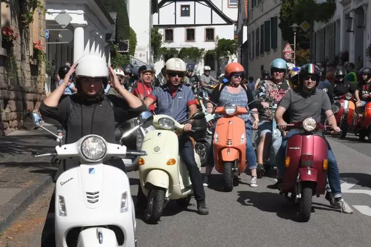 Helm auf und los geht’s: 65 Kilometer misst der Rundkurs, auf den sich die Vespa-Freunde begeben.