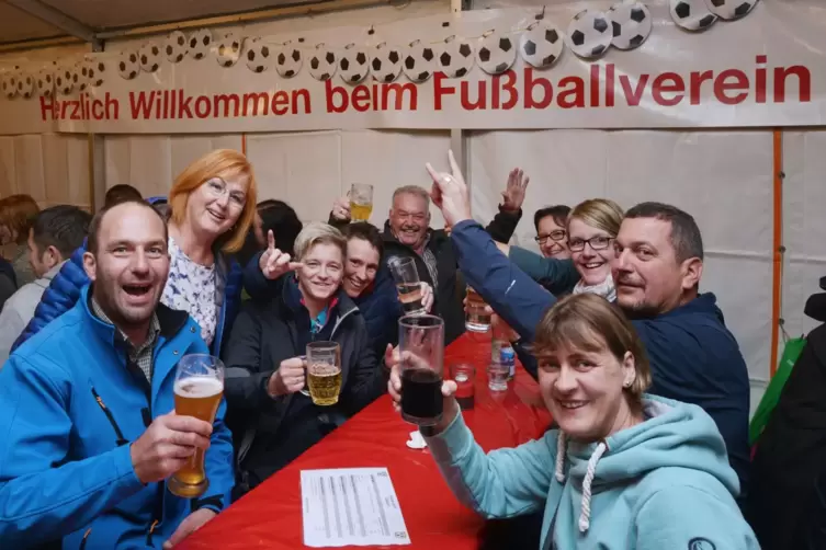 Auch beim Fußballverein kann wieder Geselligkeit gelebt werden.