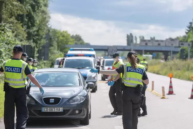 Immer wieder führen die Bundespolizisten an der Grenze Kontrollen durch. 