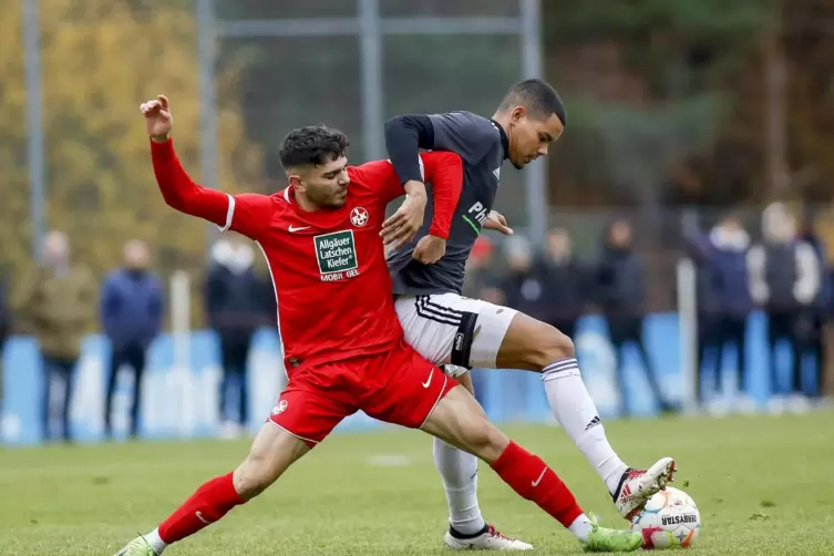 Jean-René Aghajanyan (links), hier in der vergangenen Saison im Oberligaspiel des FCK II gegen Diefflen, hat den Sprung nach Nür